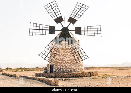 Typicall spanische alte Windmühle auf Fuerteventura, Kanarische Inseln gedreht. Stockfoto