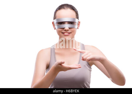 Frau mit Techno Brille isoliert auf weiss Stockfoto