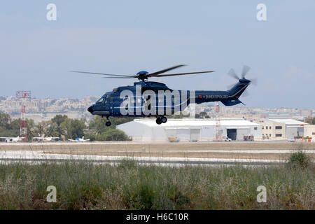 Bundespolizei Aerospatiale AS - 332L 1 Super Puma kommt nach einer Search and Rescue Mission über dem Mittelmeer zu landen. Stockfoto