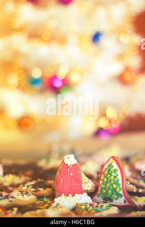 Trocknung von gemischten Weihnachtsplätzchen unter dem Weihnachtsbaum Stockfoto