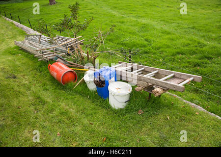 Thatchers Dachmaterialien und Ausrüstung Stockfoto