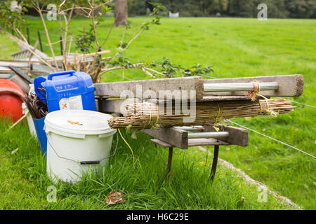 Thatchers Dachmaterialien und Ausrüstung Stockfoto