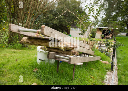 Thatchers Dachmaterialien und Ausrüstung Stockfoto