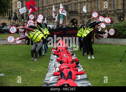 Aktivisten aus Plane Stupid und andere demonstrieren gegen die Entscheidung vom Parlament zum Bau einer dritten Startbahn am Flughafen Heathrow Stockfoto