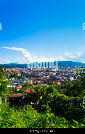 Luftbild aus Wald am Stadtrand von Hida-Takayama Gebäuden, Stadtbild und umliegenden Berge an einem Tag blauer Himmel in Gifu P Stockfoto