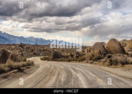 Feldweg in Alabama Hills in die Berge der Sierra Nevada in der Nähe von Lone Pine, Kalifornien, USA Stockfoto