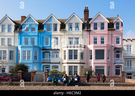 Bunte Häuser UK; bunte viktorianische Reihenhäuser an der Küste von Aldeburgh, Aldeburgh, Suffolk England UK Stockfoto