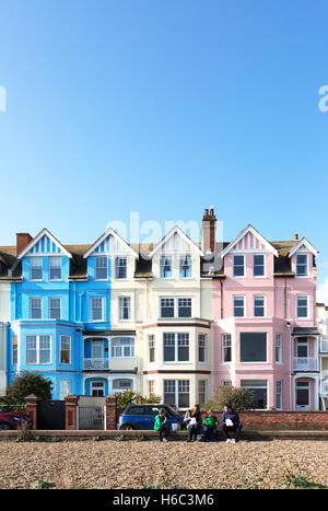 Bunte Häuser UK; bunte viktorianische Reihenhäuser an der Strandpromenade von Aldeburgh im Sommer, Aldeburgh, Suffolk England UK Stockfoto