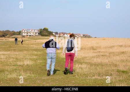 Passanten der Suffolk Coast Path zwischen Aldeburgh und Thorpeness, Suffolk England UK Stockfoto