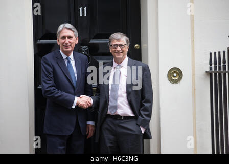 Schütteln Sie Kanzler des Finanzministeriums, Phillip Hammond und Milliardär Bill Gates, Hände, auf der Stufe des 11 Downing Street, London Stockfoto