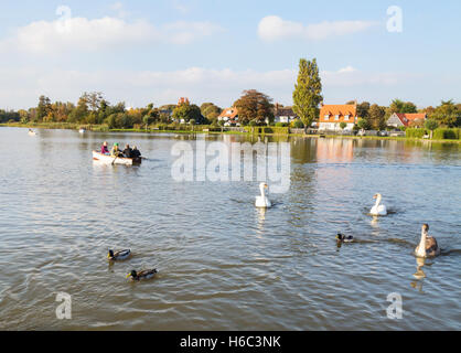 Boote, Schwäne und Enten auf Thorpeness Meare, Thorpeness, Aldeburgh, Suffolk England UK Stockfoto