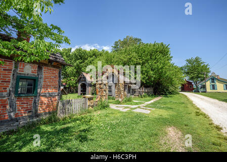 Cackleberry Arch Park - Red Oaks II, ein Dorf von verlegt und restaurierte Gebäude und andere Artefakte in der Nähe der historischen Route 66. Stockfoto