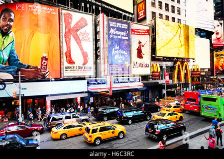 NEW YORK CITY-Juli 09: Times Square, gekennzeichnet mit Theatern am Broadway und animierte LED Schilder, ist ein Symbol von New York City Stockfoto