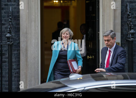 Herr Ministerpräsident, Theresa May, Blätter 10 Downing Street, auf dem Weg zu Fragen des Premierministers im House Of Commons Stockfoto