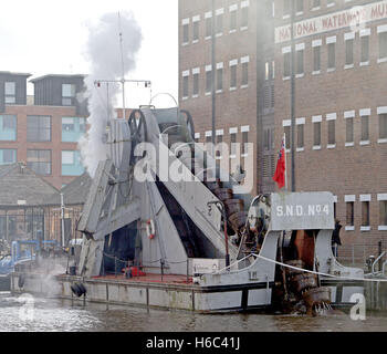 Die SND Nr. 4, einer der letzten Dampfbagger Europas, ist im National Waterways Museum in Gloucester in Dampf, um mehr Enthusiasten zum Museum zu ermutigen. Stockfoto