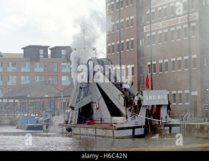 Die SND Nr. 4, einer der letzten Dampfbagger Europas, ist im National Waterways Museum in Gloucester in Dampf, um mehr Enthusiasten zum Museum zu ermutigen. Stockfoto