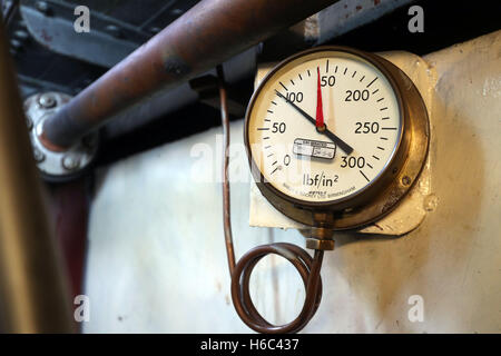 Das Manometer im Maschinenraum an Bord SND Nr. 4 Dampf Bagger in Dampf bei Wasserstraßen Nationalmuseum in Gloucester, mehr Enthusiasten, um das Museum zu fördern. Stockfoto