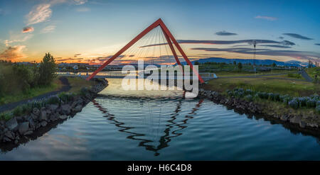 Fußgängerbrücke über den Ellidaar River, Reykjavik, Island Stockfoto