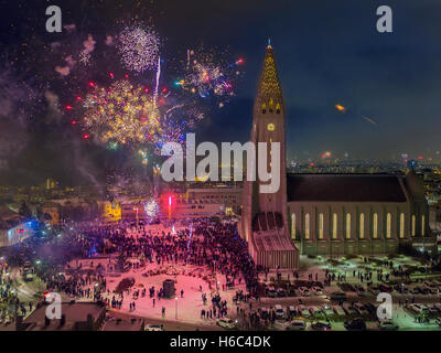 Feuerwerk über dem Hallgrimskirkja Kirche auf Silvester, Reykjavik, Island. Dieses Bild wird mit einer Drohne geschossen. Stockfoto