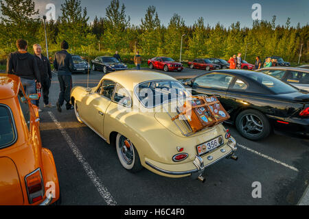 Gelbe klassischen Porsche-90 aus dem Jahr 1963, mit Gepäck auf dem Rücken, Reykjavik, Island Stockfoto
