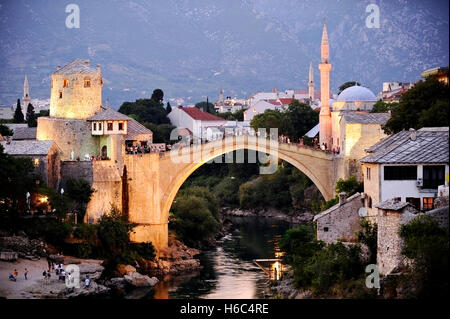 Touristen auf die alte Brücke von Mostar, bekannt als Stari Most, bei Sonnenuntergang Stockfoto