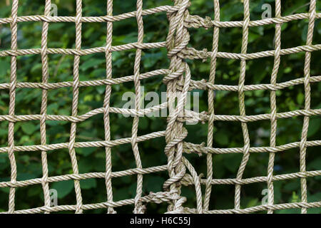 Netz aus Seilen geflochten. Hintergrundtextur. Stockfoto