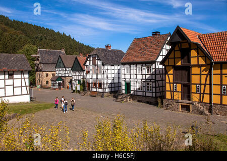 Deutschland, Hagen, Freilichtmuseum Hagen, Fachwerk Häuser auf dem Dorfplatz. Stockfoto