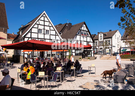 Deutschland, Ruhrgebiet, Herdecke, Häuser auf dem Kampstraeter Platz. Stockfoto