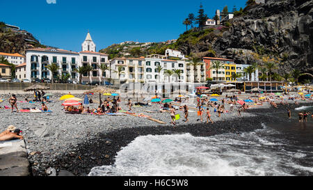 Die Kiesel Strand von Ponta do Sol mit dem Enotel-Hotel auf der portugiesischen Insel Madeira Stockfoto