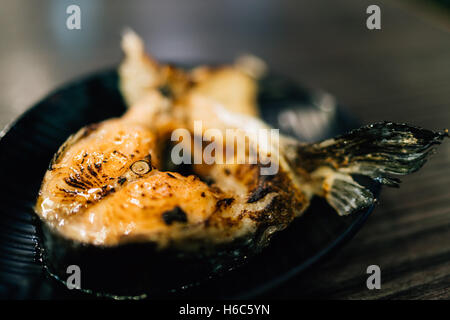 Gegrilltes Lachssteak, japanische Köstlichkeiten, Schärfentiefe-Effekt, konzentrierte sich auf das Zentrum Stockfoto