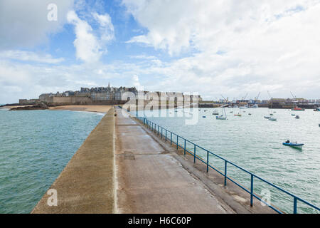 Walled Stadt von Saint-Malo, Frankreich, gesehen vom pier Stockfoto