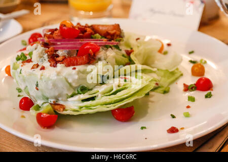 Ceasar Salat Keil Stil auf einem weißen Teller Stockfoto