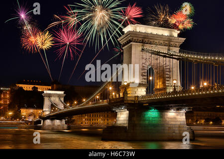 Feuerwerk und der Széchenyi-Kettenbrücke über die Donau in die Innenstadt von Budapest in Ungarn. Stockfoto