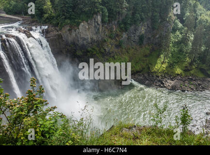 Wasser explodiert in einem Wasserfall in Snoqualmie, Washington. Stockfoto