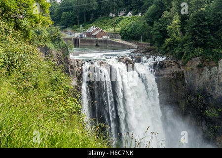 Wasser explodiert in einem Wasserfall in Snoqualmie, Washington. Stockfoto