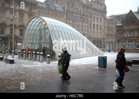 Glasgow Szenen Straßen im Schnee im Winter weiße Weihnachten Stockfoto