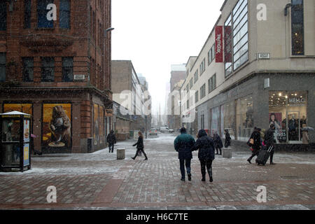 Glasgow inszeniert Straßen im Schnee im Winter White Christmas Argyle Street, Glasgow, Schottland, Großbritannien Stockfoto