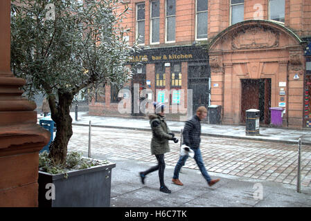 Glasgow inszeniert Straßen im Schnee während des Winters White Christmas Stockfoto