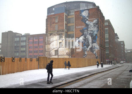 Glasgower Candleriggs inszenieren Straßen im Schnee während des Winters White Christmas Stockfoto