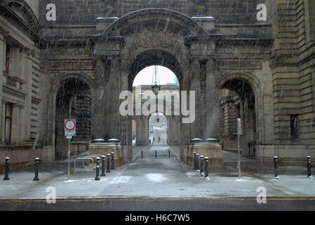 Glasgow inszeniert Straßen im Schnee während des Winters White Christmas Stockfoto