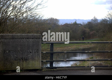 Forth und Clyde Kanalbrücke über große westliche Straße mit Zeichen in Stein Stockfoto