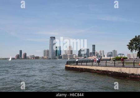 Jersey City, New Jersey von Süden Cove, Manhattan, New York, Vereinigte Staaten von Amerika aus gesehen. Robert F Wagner Jr Park auf der rechten Seite. Stockfoto