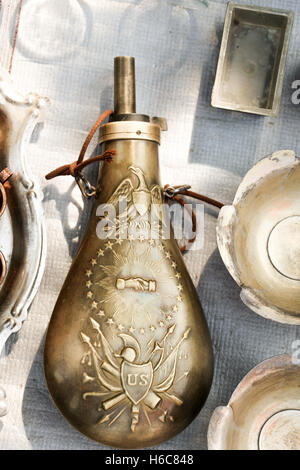 Vintage alte Armee-Flasche auf dem Holzboden Stockfoto