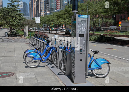 Ein New York Citi Fahrräder Parkhaus neben dem Hudson River Greenway, West Street, Manhattan, New York, Vereinigte Staaten. Stockfoto