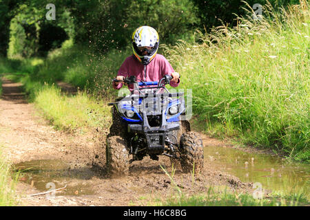 Quad-Bike fahren auf schlammigen Feldweg Stockfoto