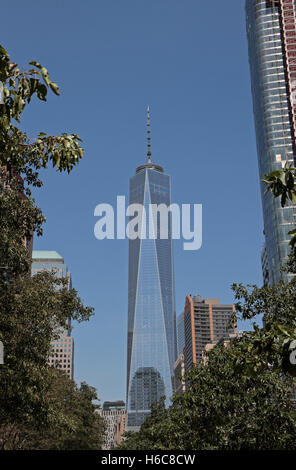 Blick Richtung One World Trade Center entlang der West Street, Manhattan, New York, Vereinigte Staaten von Amerika. Stockfoto