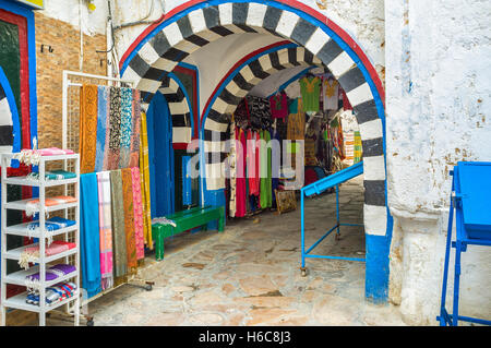 Die Altstadt ist der beste Ort für einen Einkaufsbummel, Re sind viele traditionelle waren und Souvenirs aus der Region hier in Hammamet Stockfoto