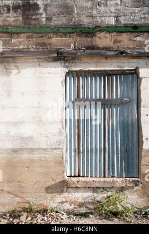 Fenster auf einem verlassenen ländlichen Gebäude im Celina Texas vernagelt. Stockfoto