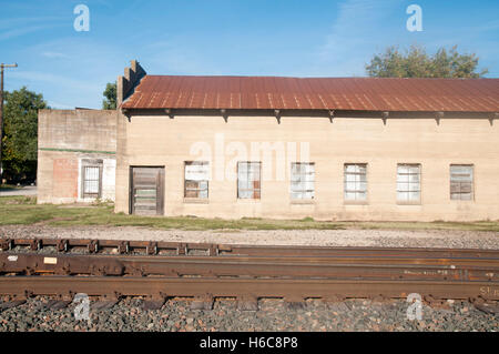 Windows auf ein verfallenes landwirtschaftliches Gebäude vernagelt von Bahntrasse in Celina Texas. Stockfoto