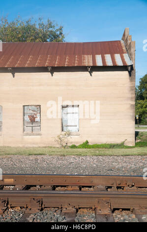 Windows auf ein verfallenes landwirtschaftliches Gebäude vernagelt von Bahntrasse in Celina Texas. Stockfoto